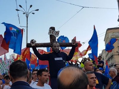 Corteo degli operai Whirlpool nonostante le schiarite