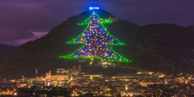 Gubbio, l’albero di Natale più grande al ...
