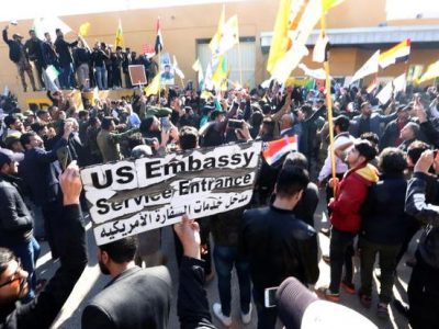 Assediata ambasciata Usa a Baghdad, il Pentagono: “Pronti a intervenire”