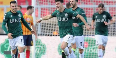 Il Bologna vince a Lecce (3-2), pari in extremi...