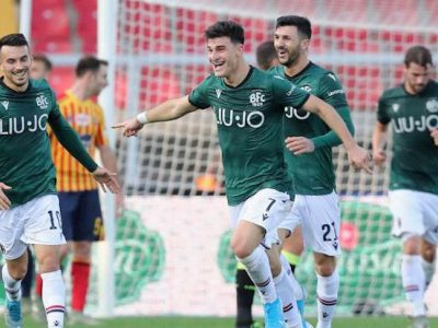 Il Bologna vince a Lecce (3-2), pari in extremis del Parma col Brescia