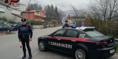 Anziano ruba cibo al supermercato: pagano i car...