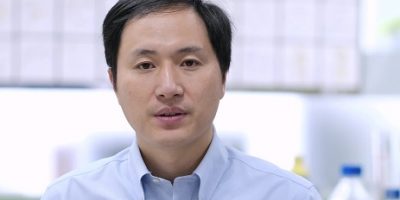 Il genetista cinese He Jiankui condannato per i...