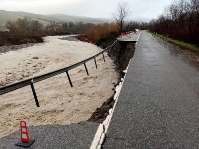 Crolla un tratto della Cassia e le strade vicine sono in condizioni critiche