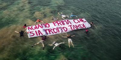 Emergenza climatica, si gettano per protesta ne...