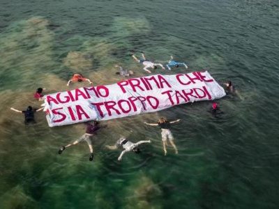 Emergenza climatica, si gettano per protesta nel laghetto dell’Eur