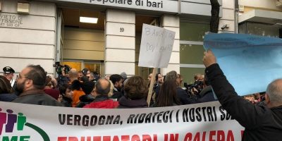 Popolare di Bari, corteo di protesta degli azio...