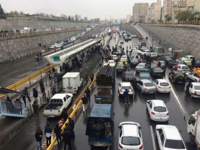 Proteste rincaro benzina, almeno 7.000 arresti in Iran