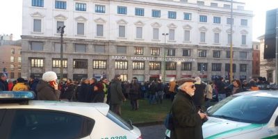 In tanti sfilano a Milano per ricordare l’...