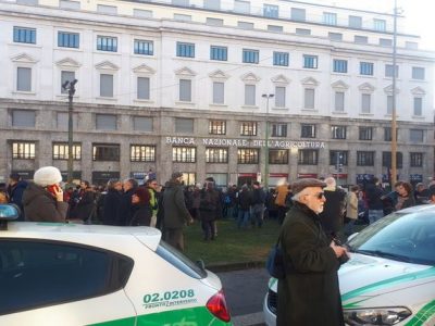 In tanti sfilano a Milano per ricordare l’anarchico Pinelli