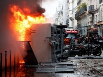 Riforma pensioni, a Parigi lacrimogeni contro i black bloc