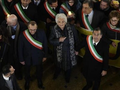Marcia di solidarietà per Liliana Segre: sfilano 600 sindaci a Milano