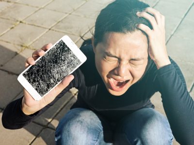 Lo smartphone può essere un pericolo anche per il viso