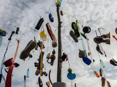 L’albero del mare, fatto di plastiche e rifiuti spiaggiati
