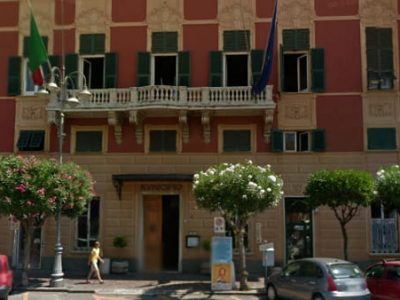 Un vivaista regala gli alberi di Natale al Comune in rosso