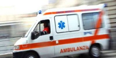 Tragico incidente, aiuta un automobilista ma po...