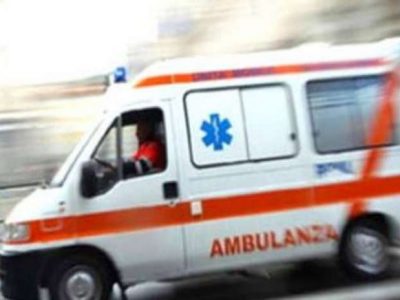 Tragico incidente, aiuta un automobilista ma poi lo investe