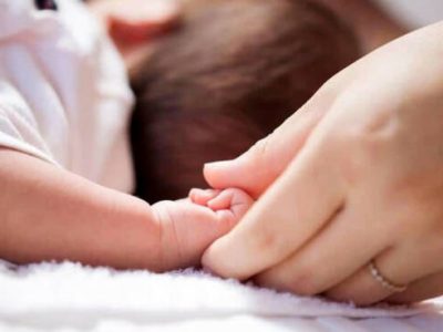 Deceduto il piccolo “cullato violentemente” dalla madre
