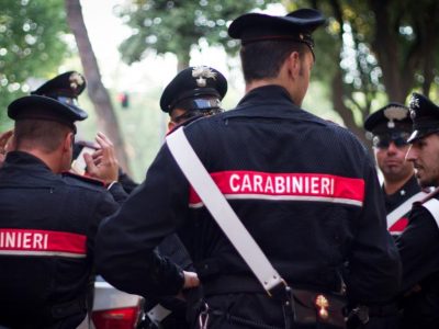 Spara con lo scacciacani, viene ripreso da un video due denunciati