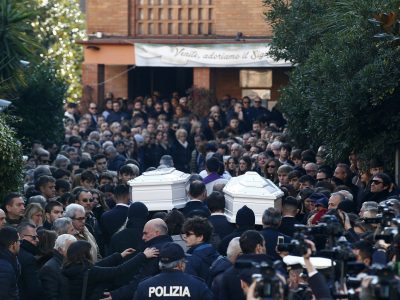 Camilla e Gaia: l’attraversamento col verde in pochi secondi