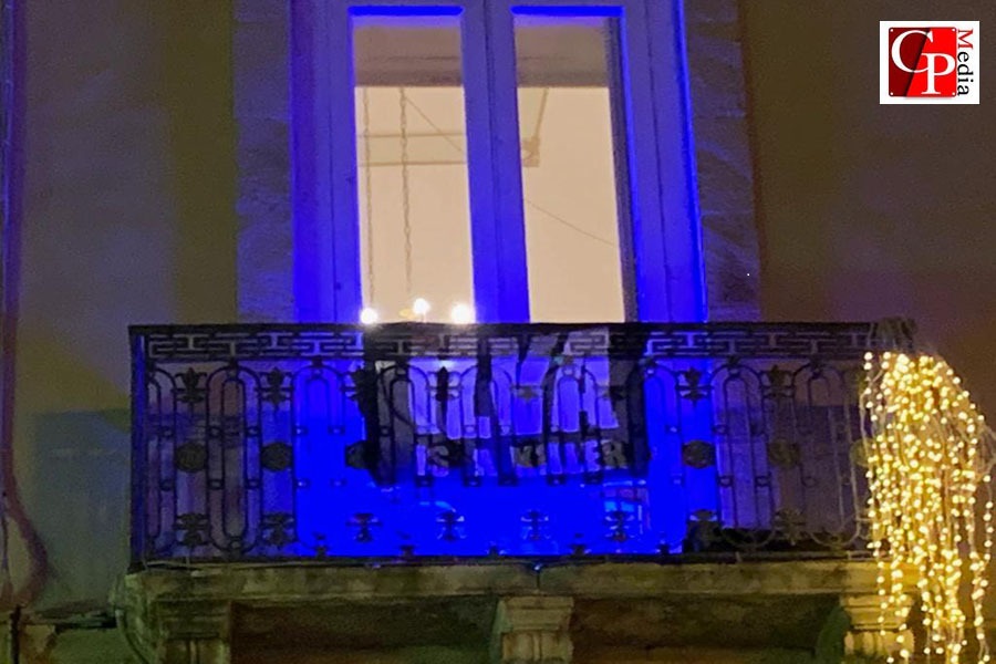 La scritta "Ilva is a killer" apparsa sul balcone del Comune di Taranto
