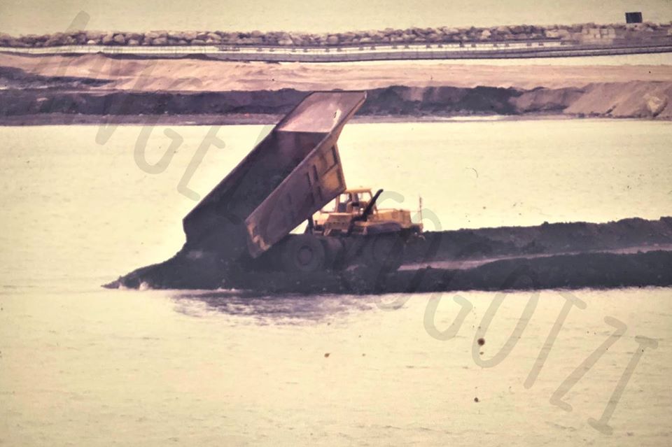 Un mezzo dell'Italsider, poi Ilva, mentre scaricava in mare rifiuti industriali negli Anni Ottanta - Foto di Angelo Cogotzi 