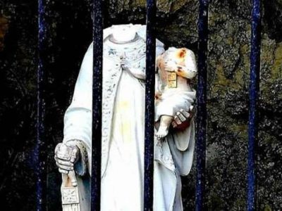 Decapitati la Madonnina del mare e il Gesù Bambino… sciacallaggio e ignoranza