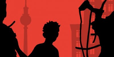 Il giornalista Ezio Mauro in scena con un readi...