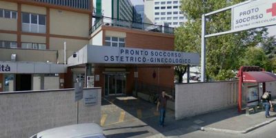 Bimba morta in ospedale e insulti alla mamma, d...