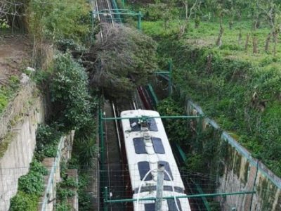 Capri, funicolare bloccata da un grosso ramo caduto sui binari