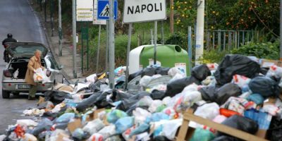 Napoli, il “rifiuto selvaggio”invad...