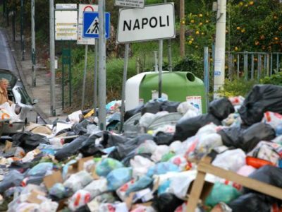 Napoli, il “rifiuto selvaggio”invade la città, cumuli e sacchetti