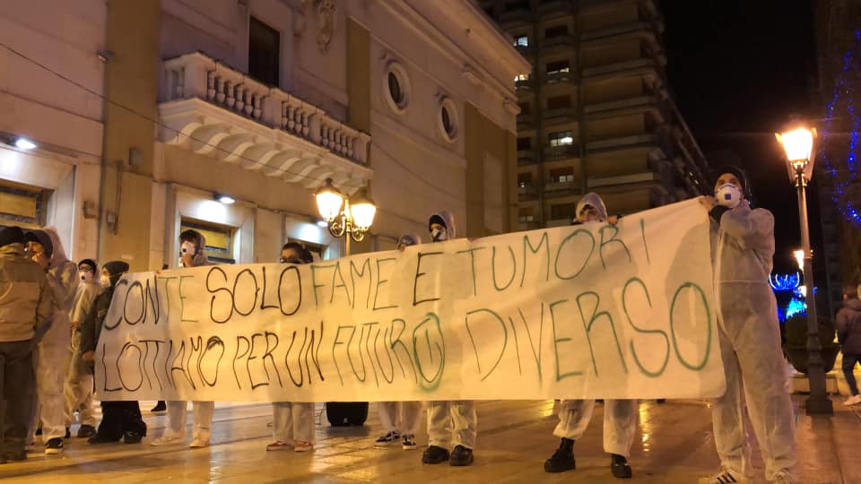 striscione protesta tarantini