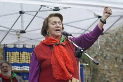 Nuovamente danneggiata la targa dedicata alla partigiana Tina Costa