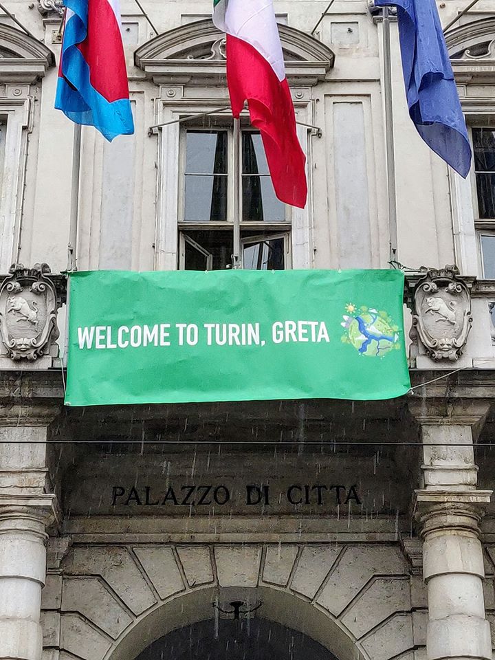 striscione benvenuto a greta dal comune di torino