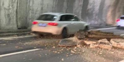 Crolla parte della volta in A26, ponte Morandi ...