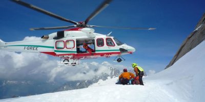 Sciatore precipita per 40 metri nel vuoto: lo s...