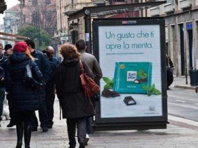 Milano dichiara guerra al fumo: niente sigarette anche all’aperto
