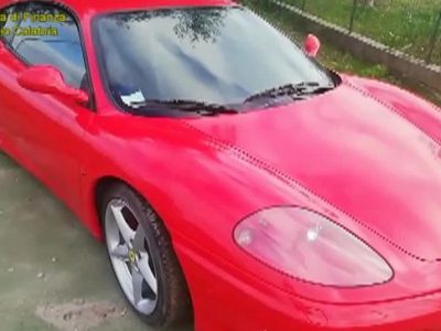 Percepiva il Reddito di cittadinanza, in garage aveva la Ferrari