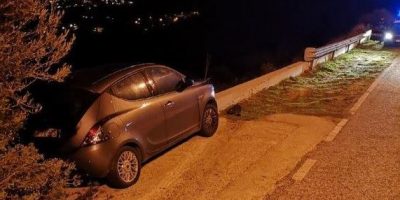 A 13 anni ruba l’auto alla madre e si sch...