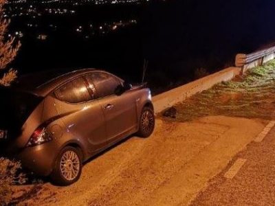 A 13 anni ruba l’auto alla madre e si schianta: tragedia sfiorata