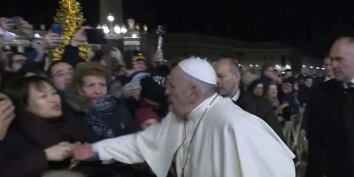 Il Papa strattonato in piazza San Pietro reagis...