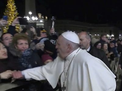 Il Papa strattonato in piazza San Pietro reagisce: il video diventa virale
