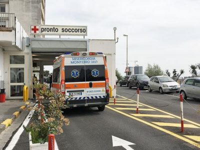 Al pronto soccorso, urla “Allah akbar” e ferisce due vigilanti