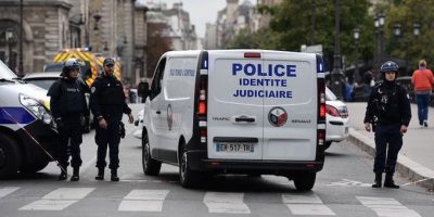 Parigi, presunto terrorista accoltella passanti...