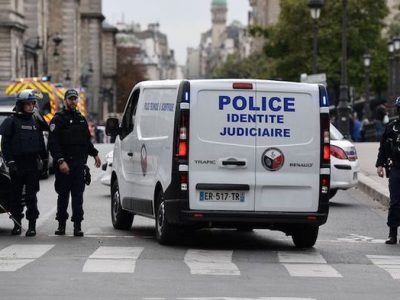 Parigi, presunto terrorista accoltella passanti: due morti, tra cui l’aggressore