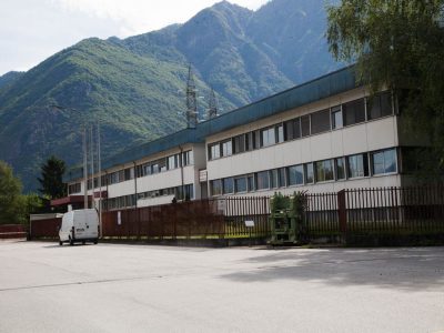 Un giovane muore sul lavoro in una ditta di travi e profilati
