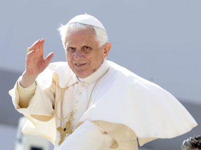 Papa Benedetto XVI ha chiesto di togliere la sua firma dal libro sul sacerdozio