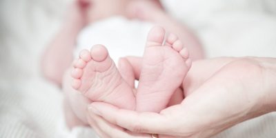 Madre sospetta omicida della neonata, registrat...