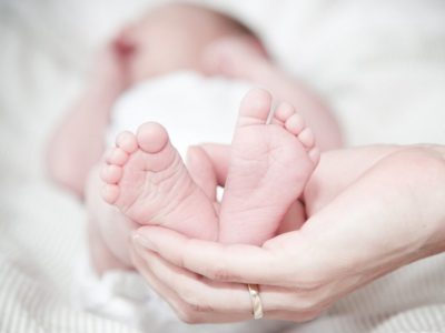 Madre sospetta omicida della neonata, registrato trauma cranico